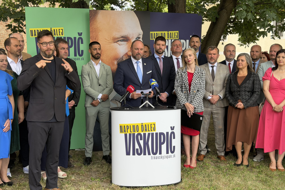 Viskupič na tlačovej konferencii k oznámeniu kandidatúry | Zdroj: Trnavské rádio