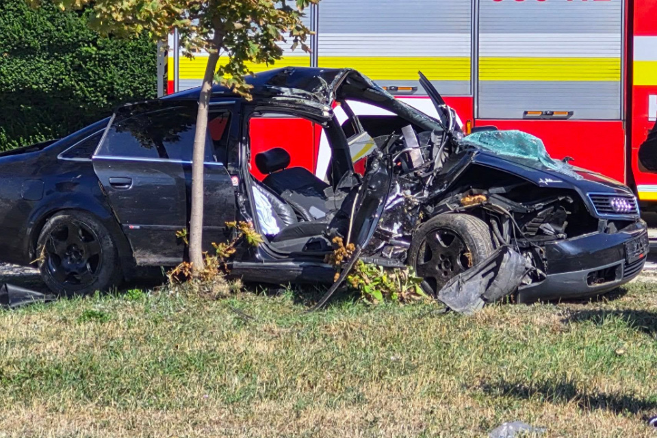 Takto skončilo Audi A6 po nehode v Topoľníkoch. Stav posádky známy nie je. | Foto: Szabolcs Androvics, Nagyszombati Kerület Útinform