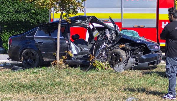 Takto skončilo Audi A6 po nehode v Topoľníkoch. Stav posádky známy nie je. | Foto: Szabolcs Androvics, Nagyszombati Kerület Útinform