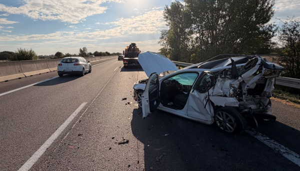 Z nabúraného auta ostal vrak. | Foto: Martin Pizzamen, Dopravný servis Okres Hlohovec a okolie