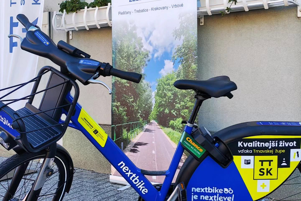 V Trebaticiach od včera funguje systém zdieľaných bicyklov. | Foto: Združenie obcí Zelená cesta