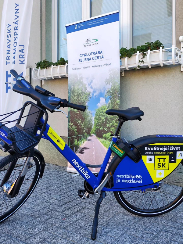 V Trebaticiach od včera funguje systém zdieľaných bicyklov. | Foto: Združenie obcí Zelená cesta