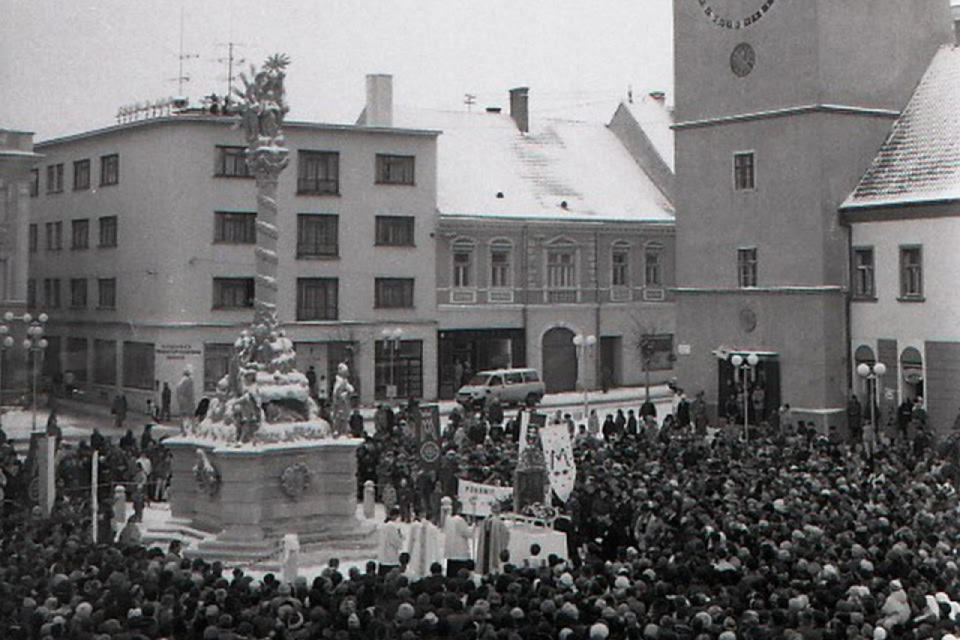Stretnutie pri súsoší na Trojičnom námestí počas jeho odhalenia 21. novembra 1993 I Foto: Drahotín Šulla, TASR. Licencia - Trnavské rádio