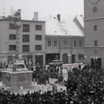 Stretnutie pri súsoší na Trojičnom námestí počas jeho odhalenia 21. novembra 1993 I Foto: Drahotín Šulla, TASR. Licencia - Trnavské rádio