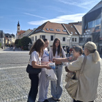 Linda a jej spolužiačky mali pod palcom Trojičné námestie. | Foto: Sarah Strapoňová