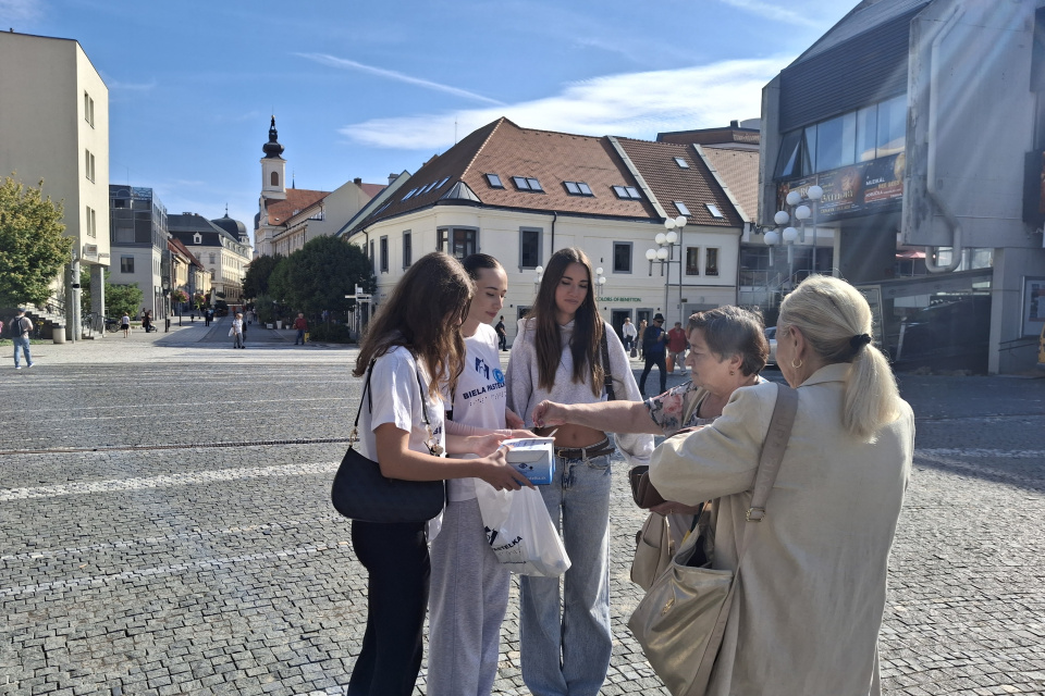 Linda a jej spolužiačky mali pod palcom Trojičné námestie. | Foto: Sarah Strapoňová