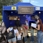 Návštevníci nachádzajú atrakcie aj v tematických stánkoch. | Foto: Trnavské