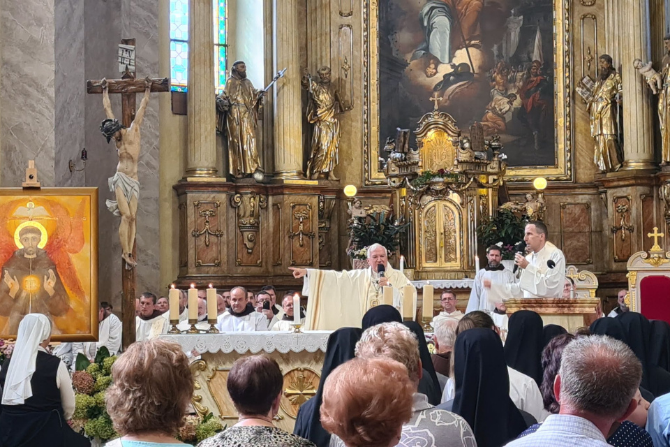 Hlavným celebrantom a slávnostným kazateľom bol apoštolský nuncius na Slovensku Mons. Nicola Girasoli. | Foto: Trnavská arcidiecéza