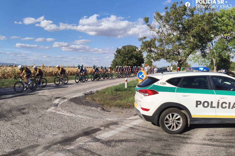 Cyklisti zmobilizovali fanúšikov aj policajtov. | Foto: PZSR