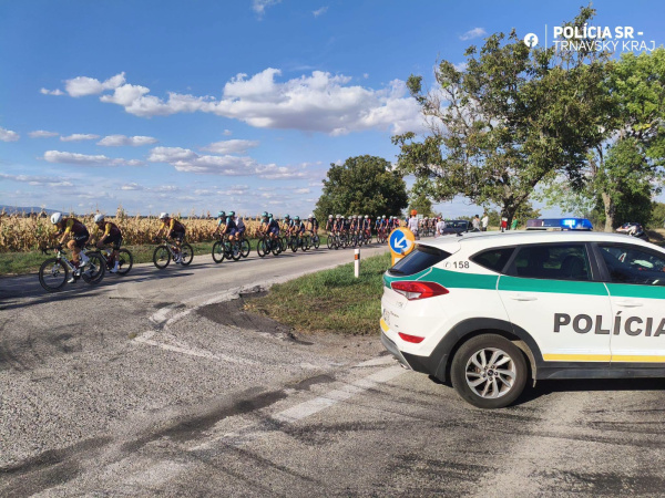 Cyklisti zmobilizovali fanúšikov aj policajtov. | Foto: PZSR