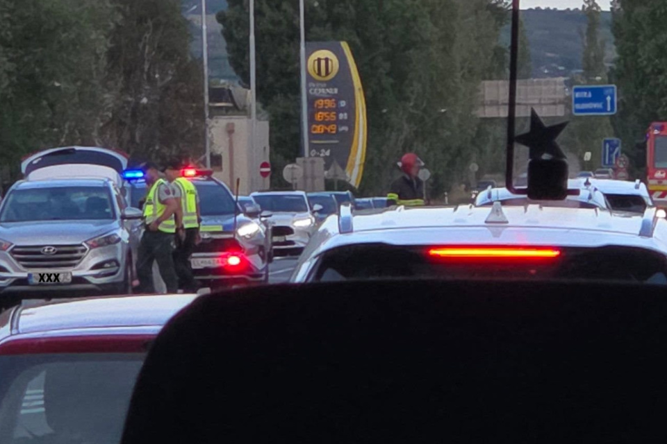 Záber z autobusu potvrdzuje zásah hasičov i policajtov. | Foto: Stanko Iba Vikinkin, Dopravný servis Okres Hlohovec a okolie