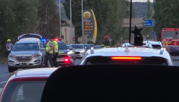 Záber z autobusu potvrdzuje zásah hasičov i policajtov. | Foto: Stanko Iba Vikinkin, Dopravný servis Okres Hlohovec a okolie