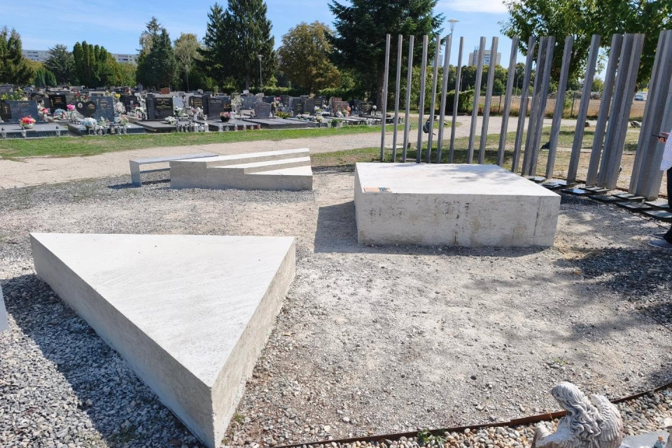 Pribudli nové miesta na sviečky a kvety | Zdroj: Naše mesTTo
