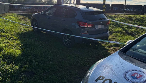 Auto hľadali pátrači a na mieste zasahovala aj polícia. | Foto: Stefan Farkas, HAKA