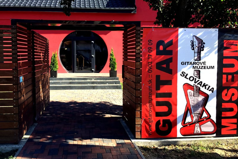 Exteriér múzea | Zdroj: Gitarové múzeum