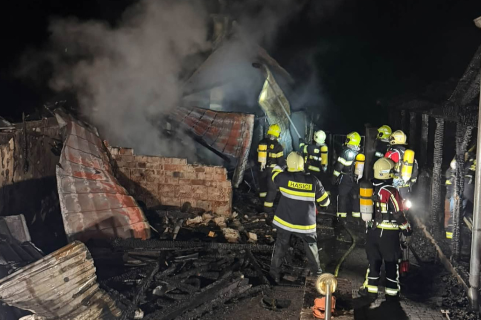 Zhorel rodinný dom, hospodárske budovy aj viaceré altánky. | Foto: DHZ Chtelnica