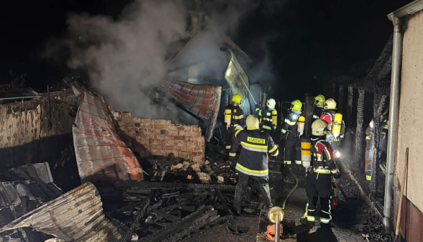 Zhorel rodinný dom, hospodárske budovy aj viaceré altánky. | Foto: DHZ Chtelnica