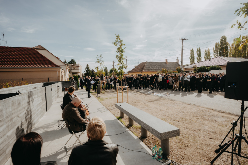 Víťazmi architektonickej súťaže na realizáciu pamätníka boli Benjamín Brádňanský, Vít Halada a Martin Piaček.