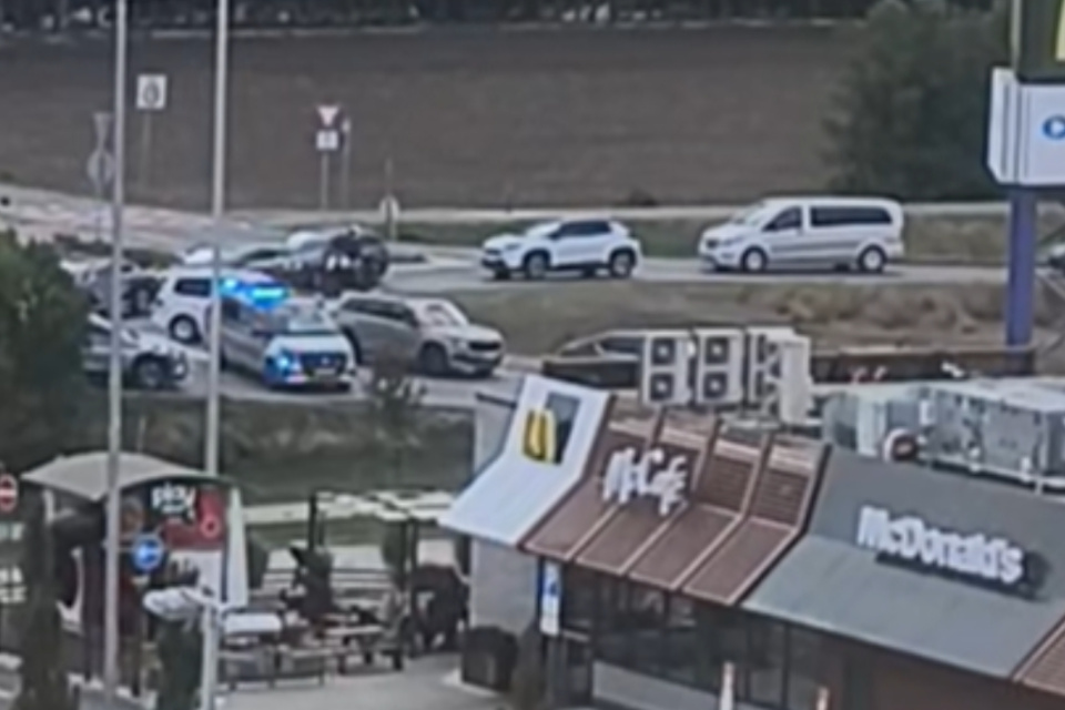 Na mieste zasahujú policajti. | Foto: Milka Paulikova, Dopravný servis - okres Piešťany a okolie
