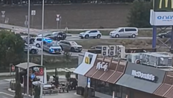 Na mieste zasahujú policajti. | Foto: Milka Paulikova, Dopravný servis - okres Piešťany a okolie