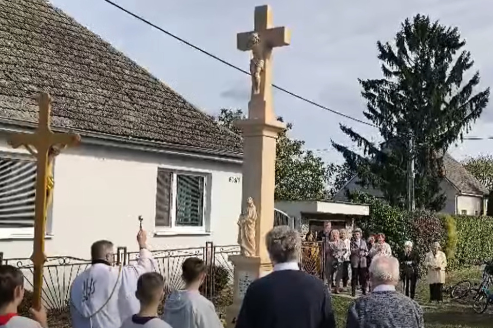 Duchovný pokropil kríž svätenou vodou. | Foto: Drahovce - dedina, kde to žije