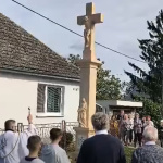 Duchovný pokropil kríž svätenou vodou. | Foto: Drahovce - dedina, kde to žije