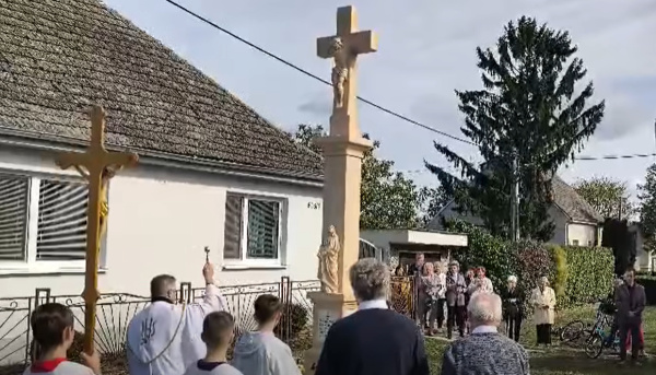 Duchovný pokropil kríž svätenou vodou. | Foto: Drahovce - dedina, kde to žije
