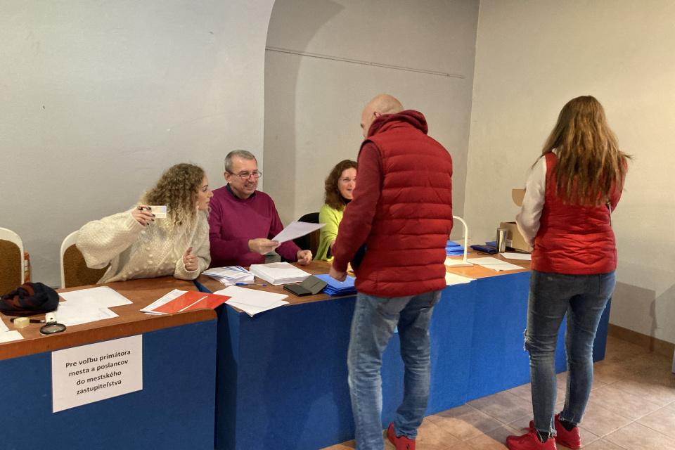 Volebná miestnosť v Trnave na radnici v roku 2022 | Foto: Trnavské rádio