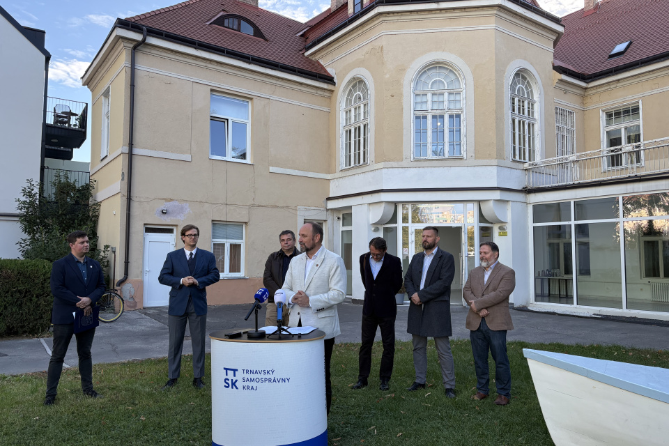 Za účasti župana, riaditeľa aj zástupcov dodávateľskej spoločnosti sa začala obnova | Foto: MM, red.