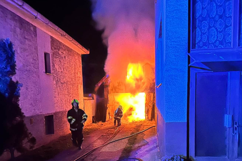 Požiar zmobilizoval všetky záchranárske zložky. | Foto: DHZ Vrbové