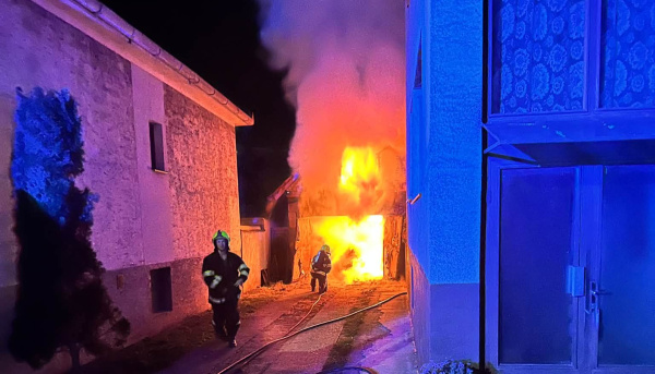 Požiar zmobilizoval všetky záchranárske zložky. | Foto: DHZ Vrbové