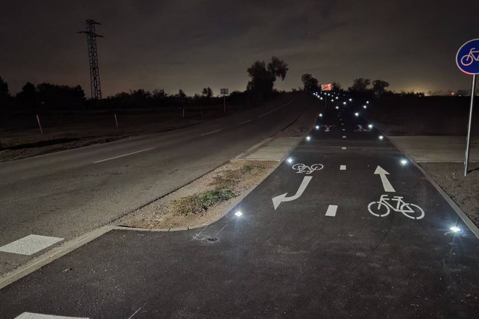 Počas nočných hodín svetlá jasne určujú koridor. | Foto: Obec Zavar