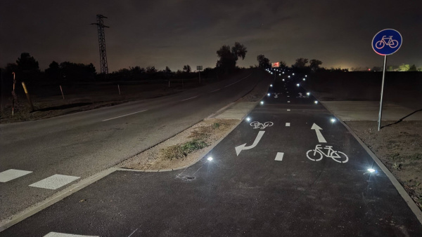 Počas nočných hodín svetlá jasne určujú koridor. | Foto: Obec Zavar