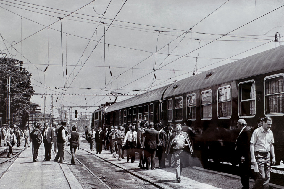 80. roky. V pozadí už rozostavaná nová železničná stanica v Trnave. | Zdroj ilustr. obr.: Kronika, Roman Remenár