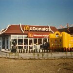 Aj takto vyzeral McDonald’s na Hlbokej v roku 1996 | Zdroj: Lucia Poláčeková, RESTON