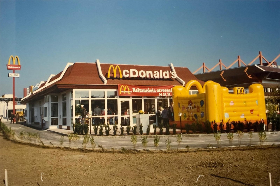 Aj takto vyzeral McDonald’s na Hlbokej v roku 1996 | Zdroj: Lucia Poláčeková, RESTON