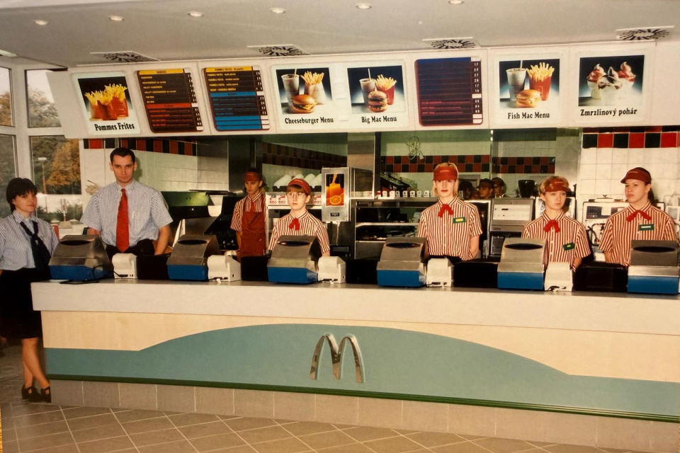 Aj takto vyzeral McDonald’s na Hlbokej v roku 1996 | Zdroj: Lucia Poláčeková, RESTON