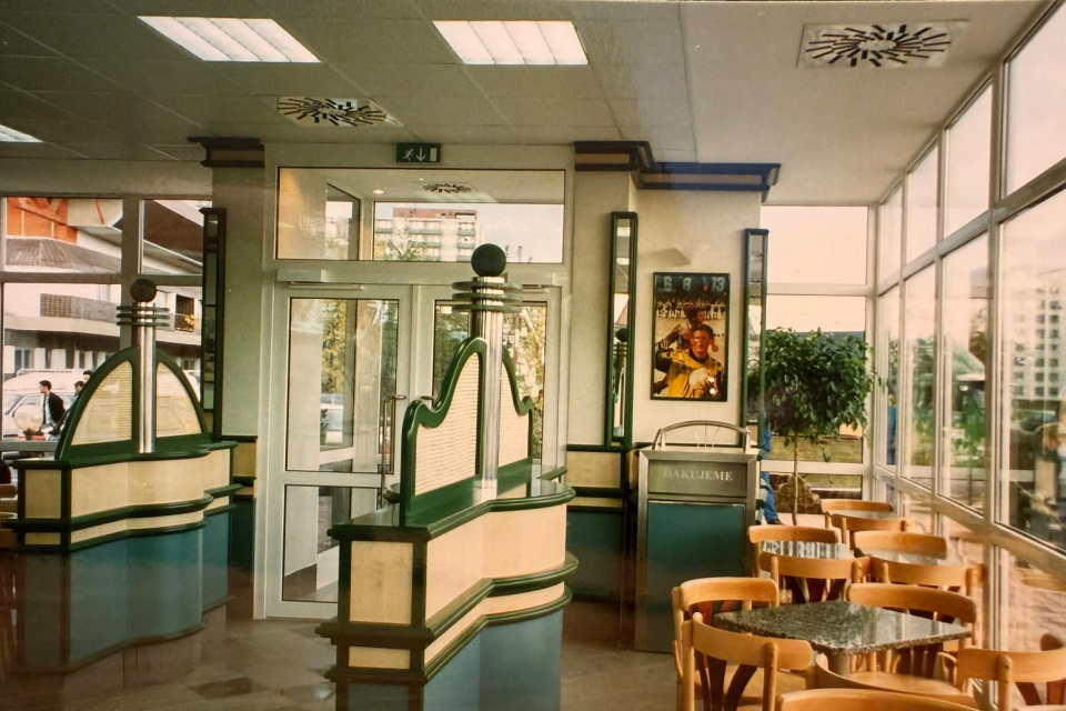 Aj takto vyzeral McDonald’s na Hlbokej v roku 1996 | Zdroj: Lucia Poláčeková, RESTON