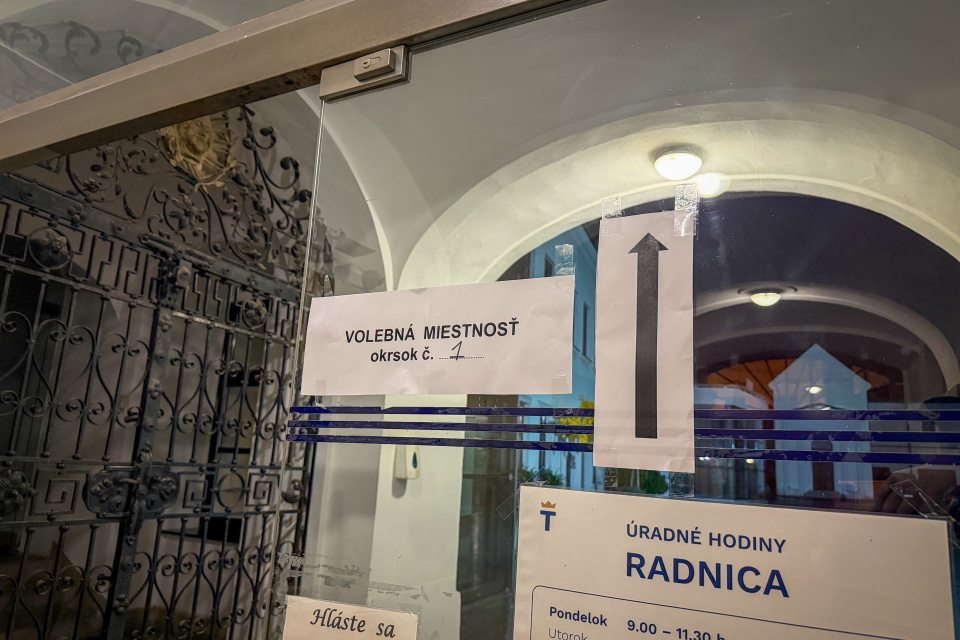 Vstup do trnavskej volebnej miestnosti číslo 1. | Foto: Trnavské