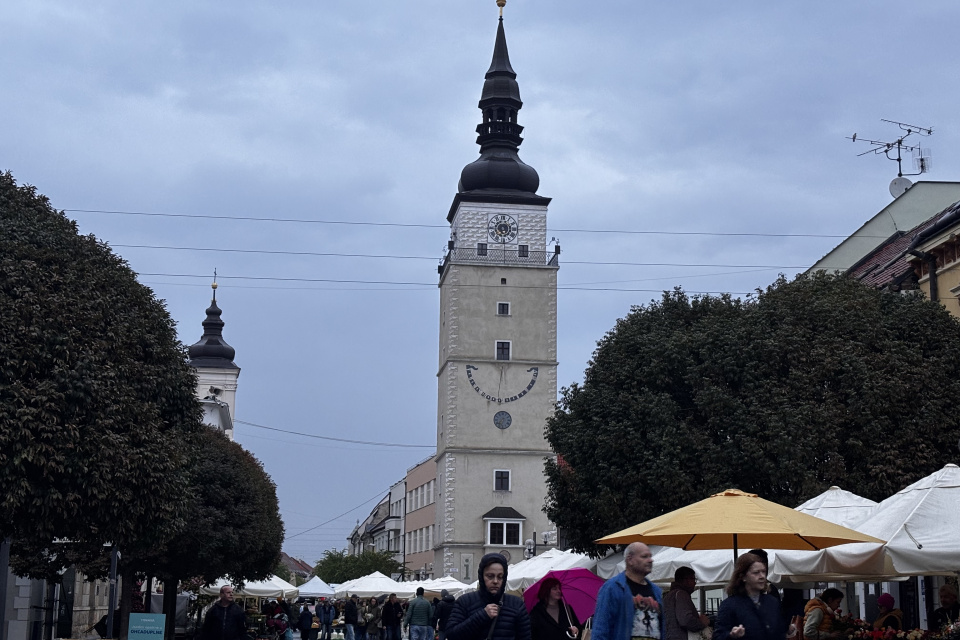 Mestský trh v Trnave sa aj napriek mrholeniu hemží ľuďmi. | Foto: red.