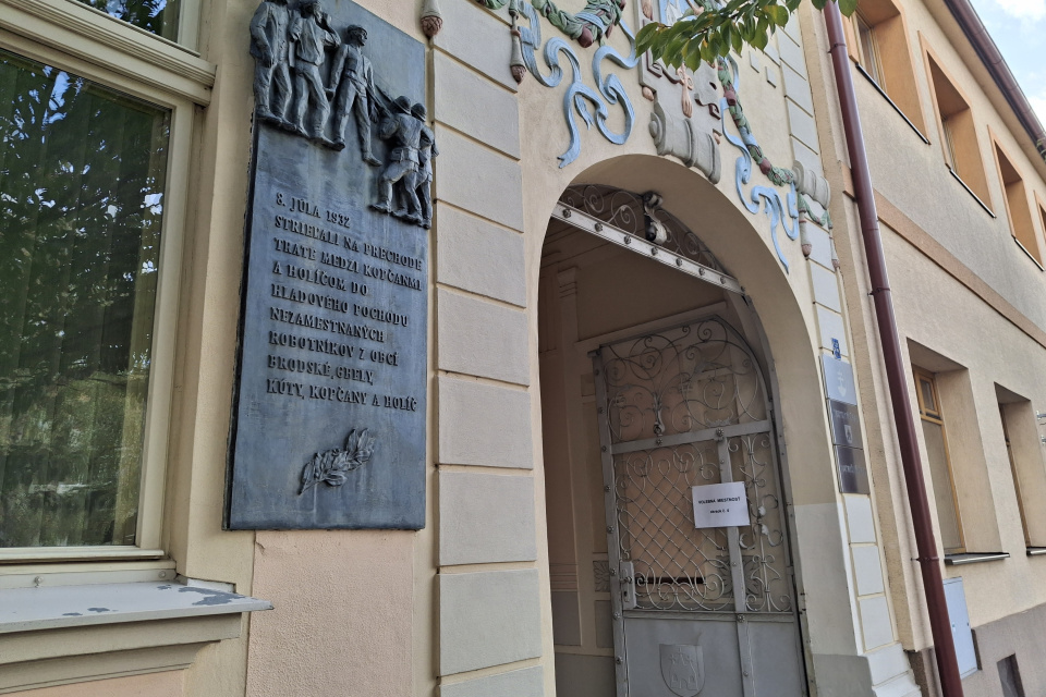 Jeden z okrskov v Holíči bol na mestskom úrade.