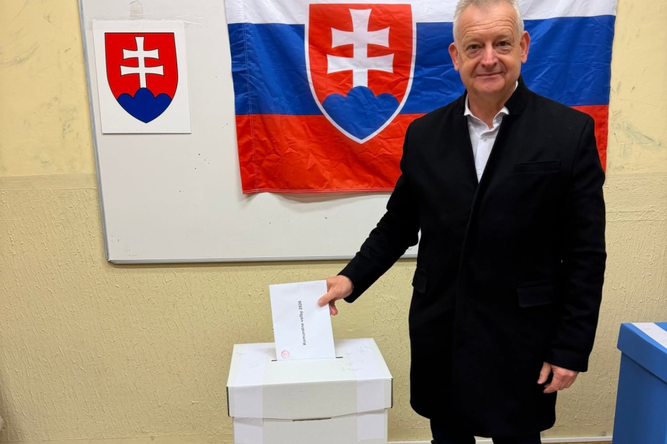 Primátor metropoly Žitného ostrova pristúpil k urne predpoludním. | Foto: Zoltán Hájos