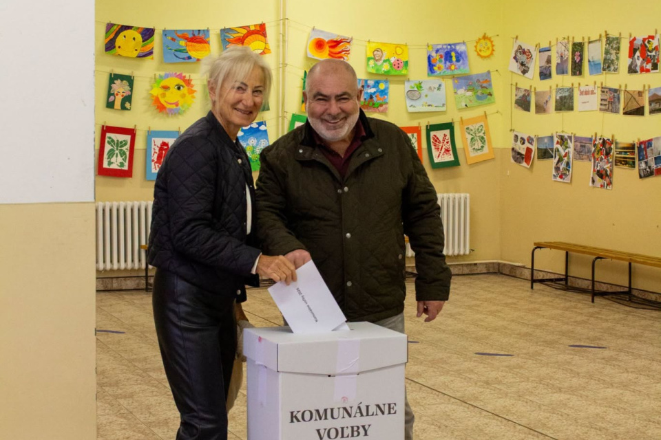 Hlasovanie primátora Holíča s manželkou Sylviou. | Foto: Zdenko Čambal 