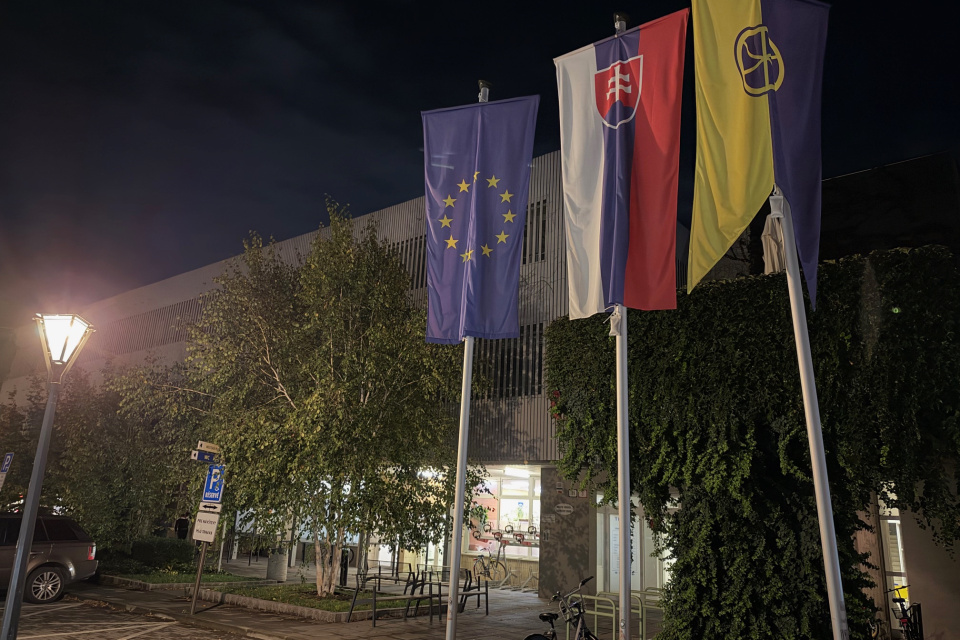 Na Mestský úrad v Trnave v týchto chvíľach privážajú hlasovavie lístky. | Foto: red.