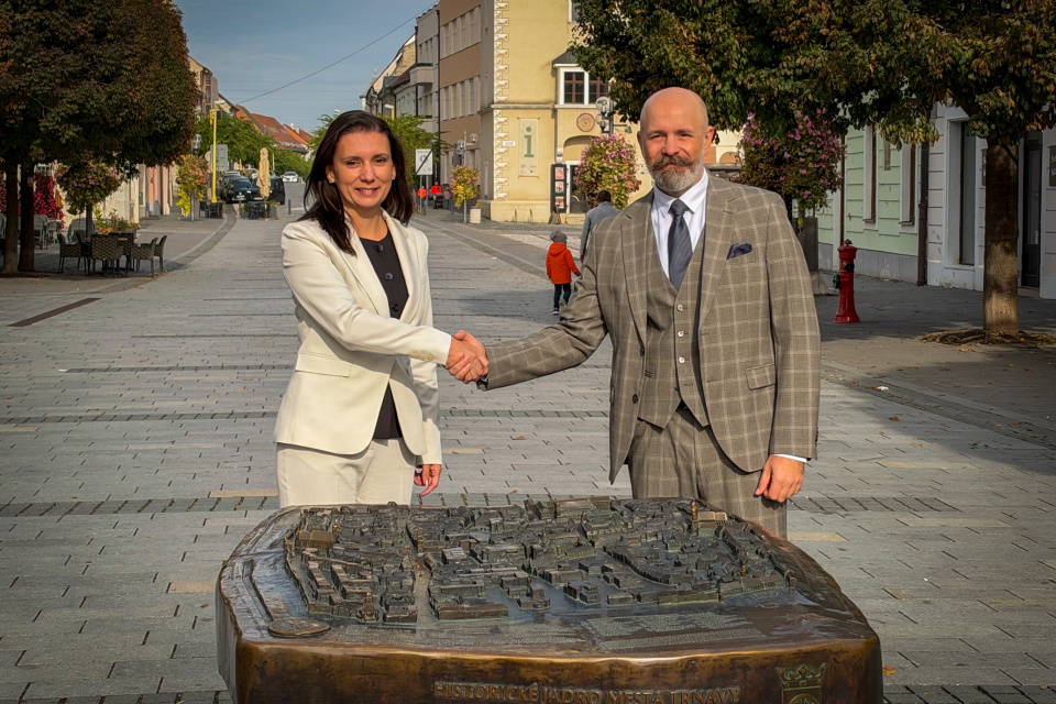 Primátor Peter Bročka pogratuloval víťazke volieb. | Foto: Trnavské