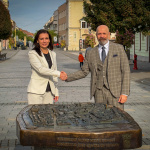 Primátor Peter Bročka pogratuloval víťazke volieb. | Foto: Trnavské