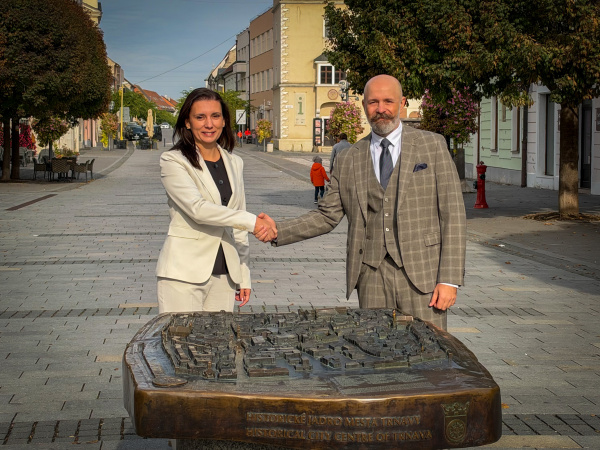 Primátor Peter Bročka pogratuloval víťazke volieb. | Foto: Trnavské