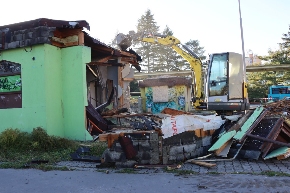Na autobusovej stanici v Senici nenájdete niekoľko chátrajúcich stánkov. | Foto: Mesto Senica
