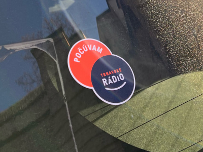 Samolepka Počúvam Trnavské rádio. Takto vyzerá na aute. | Foto: red.