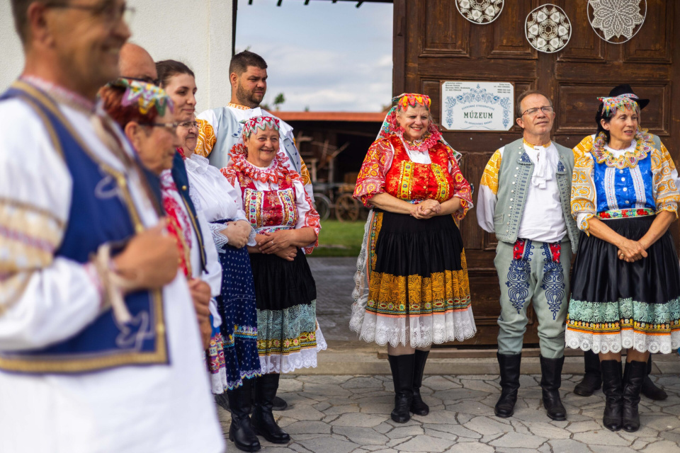 Návštevníkov privítajú v Krakovanoch v krojoch | Zdroj: Rezort Piešťany